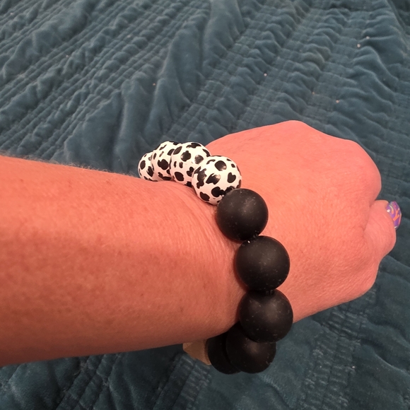Black and White Beaded Bracelet - Picture 1 of 7